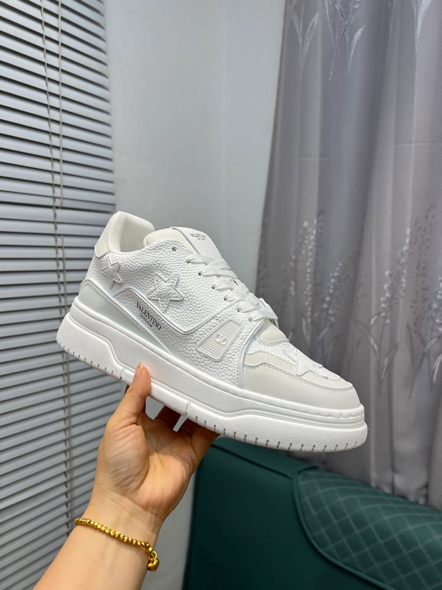 Men's Men's Shoes 💰660 Valentino 2023 early autumn new star shoes are now online! Wang Hedi and Ren Jialun have been worn by many celebrities. Who can refuse the same couple shoes as Wang Hedi! The design of Stars Stab My Heart is cool and spicy. The material of the shoes is cowhide, and every color is beautiful! Size 35-40, men’s size 39-44 (women’s 41, men’s 38, 45🉑️customized)